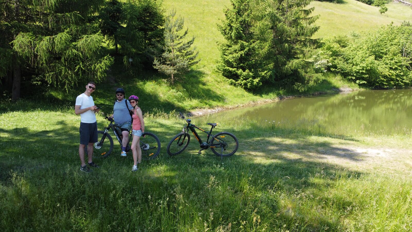 Cyklisti s horskými bicyklami pri tajchu