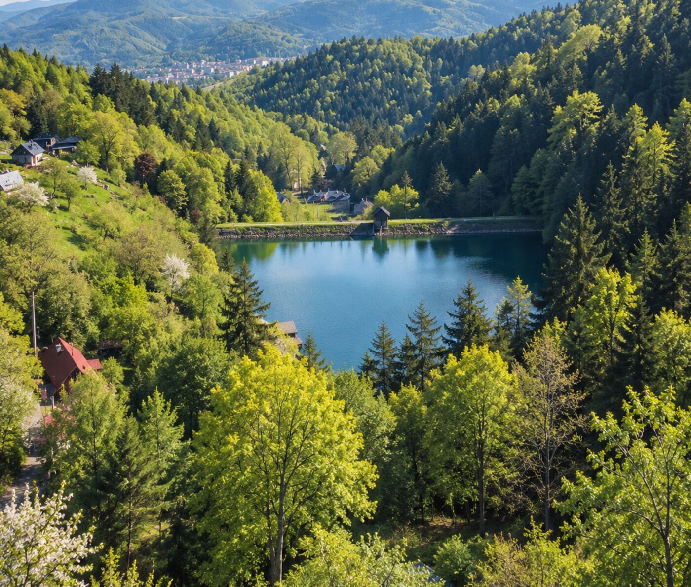 Tajch Klinger na jar z výšky, v pozadí Banská Štiavnica