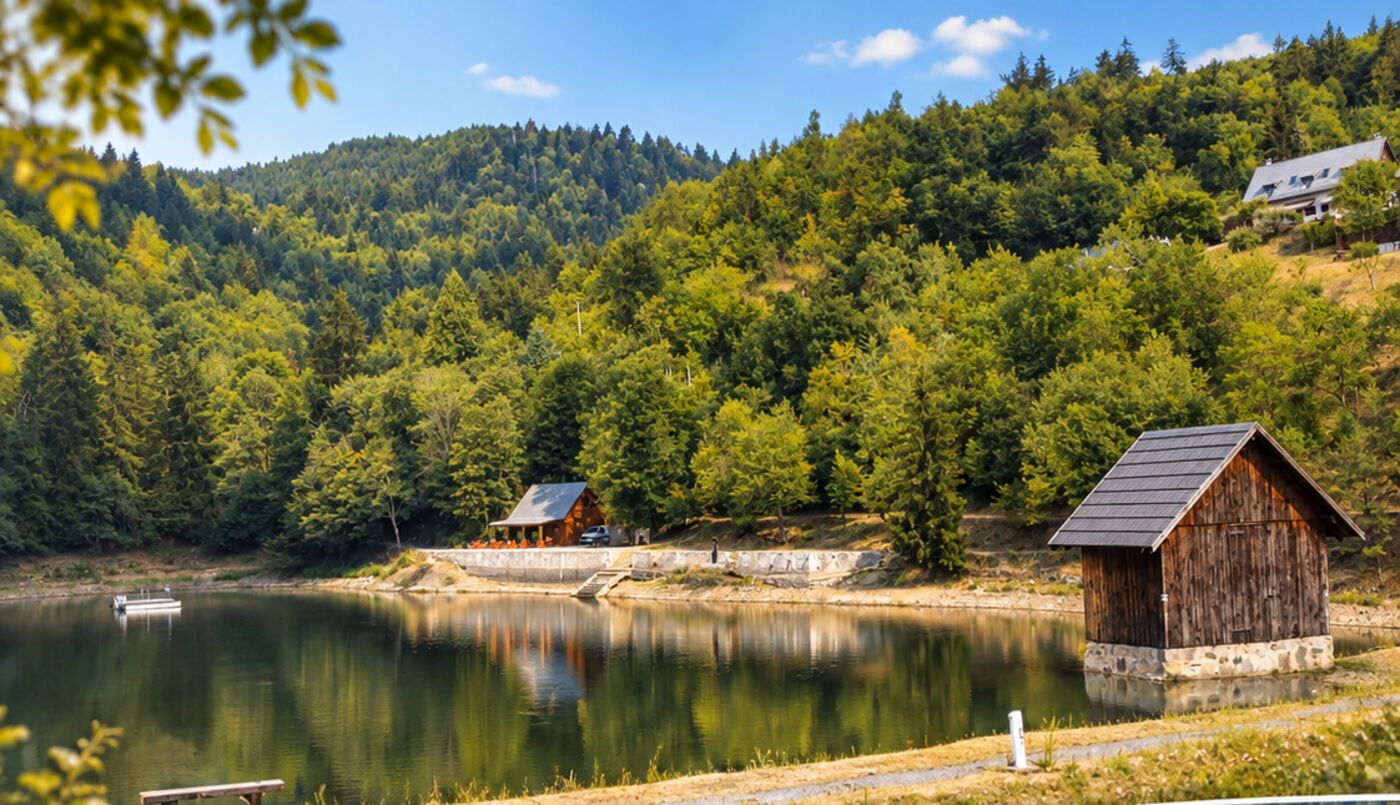 Tajch Klinger v lete s drevenou šachtičkou