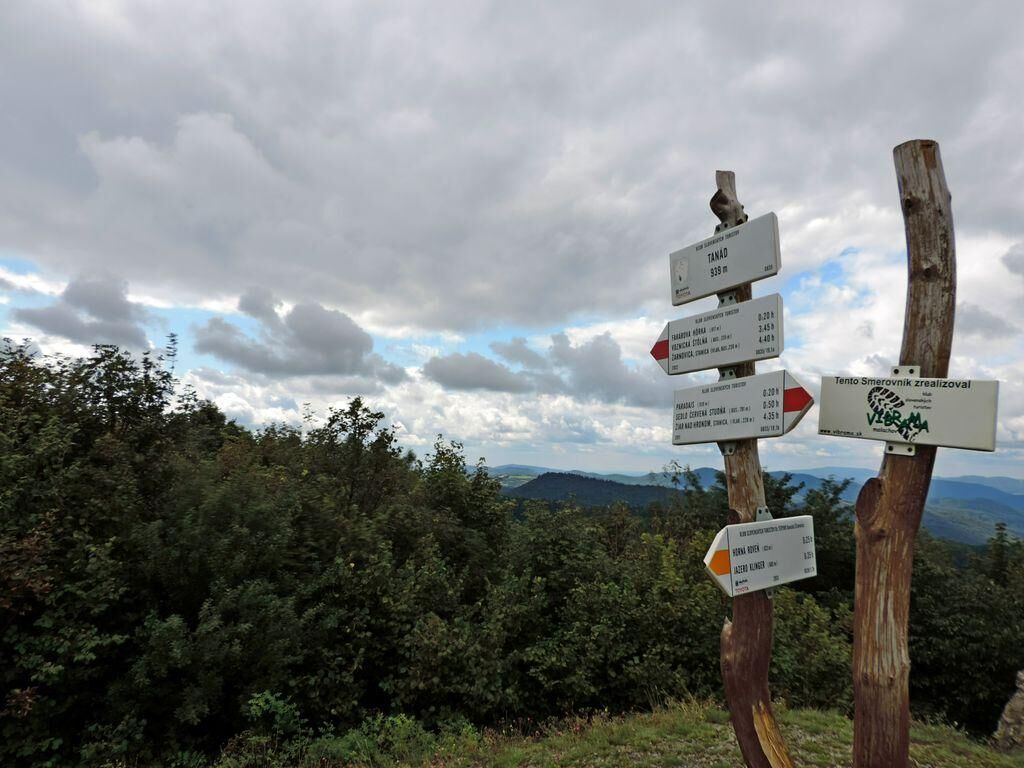 Turistický rozcestník nad lesom